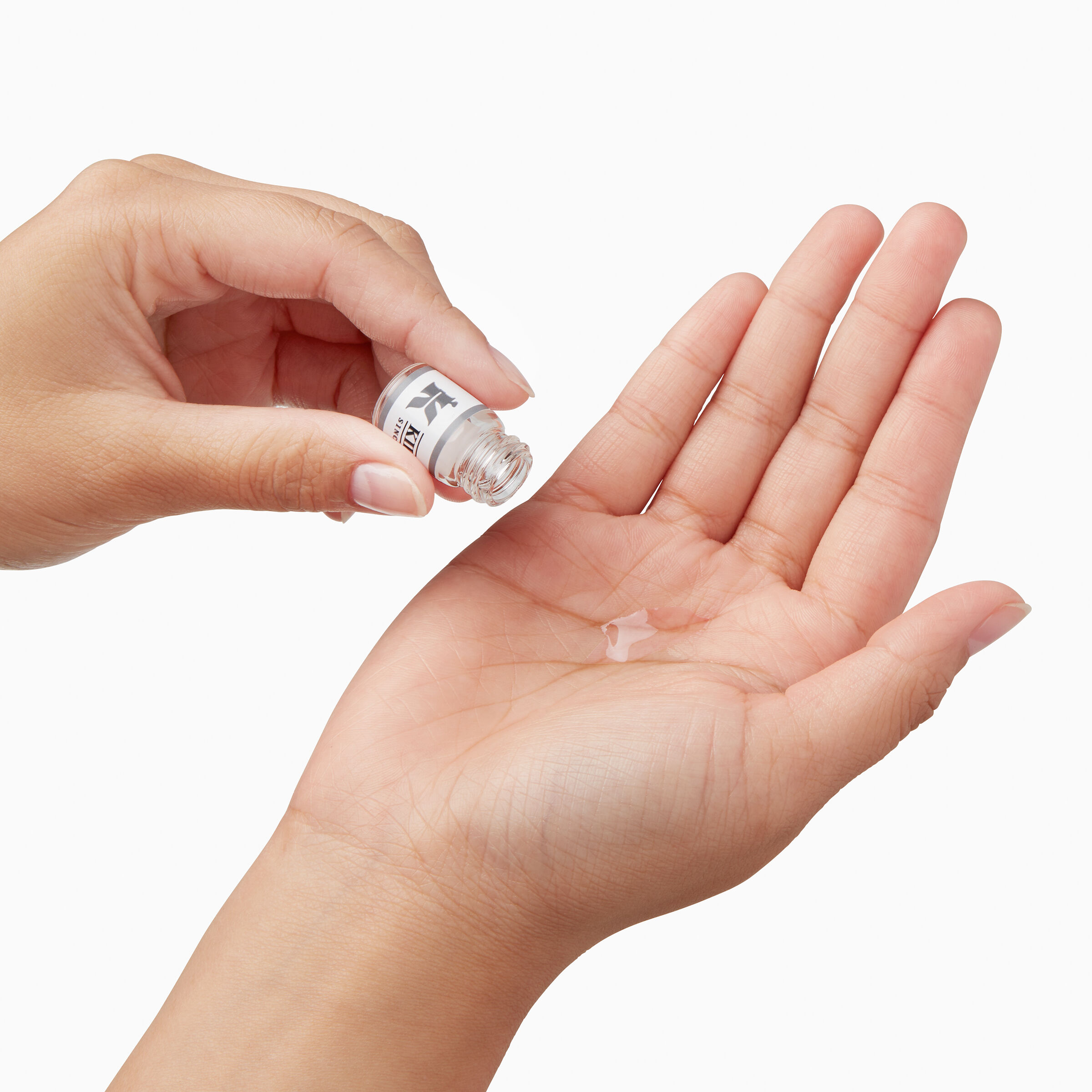 أمبولات كليرلي كوريكتيف™ لتجديد صفاء البشرة بسرعة وفعالية