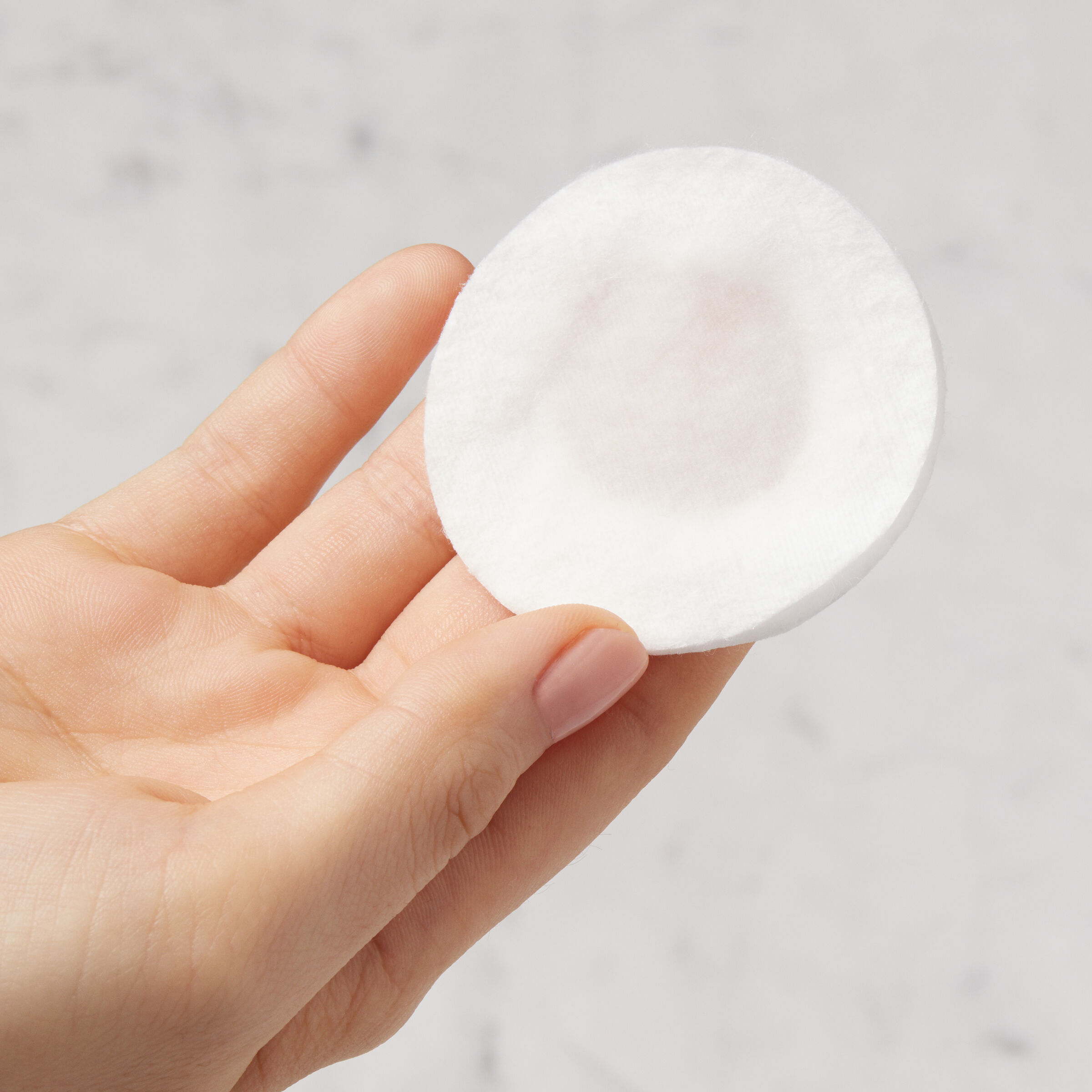 تونر يومي مقشر بالحليب لتنعيم البشرة